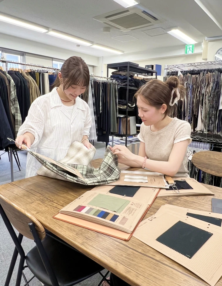 生地を見ながら打ち合わせをする社員
