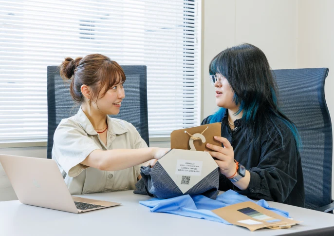 社員が話し合う様子