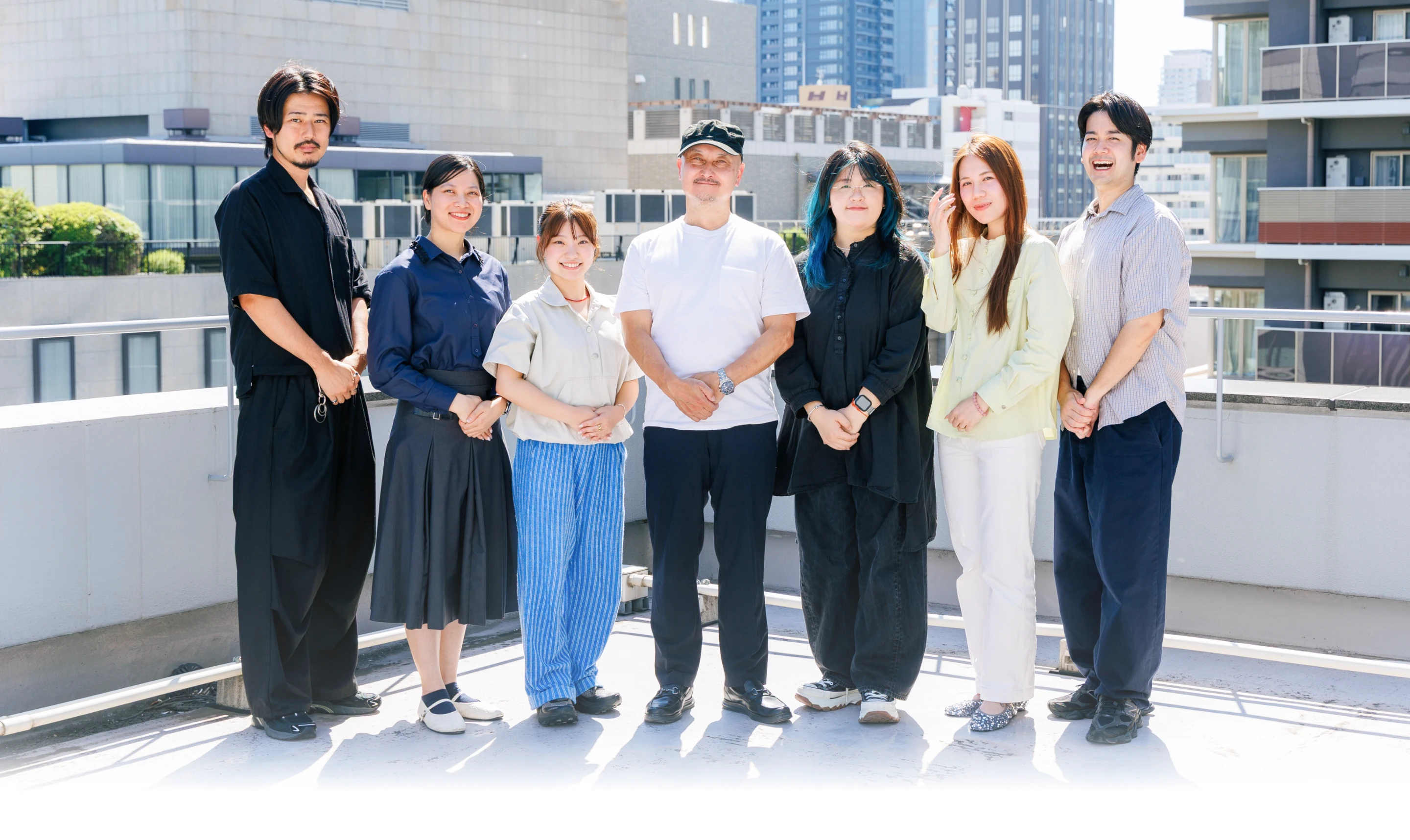 並ぶ川越政の社員