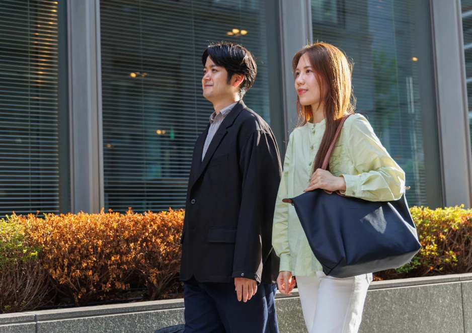 街を歩く社員
