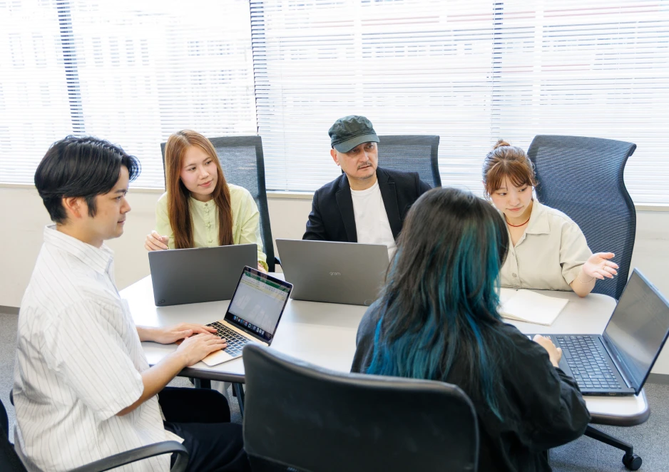 打ち合わせをする社員