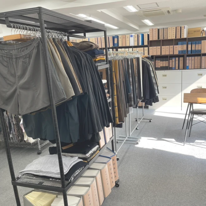 並ぶ衣類