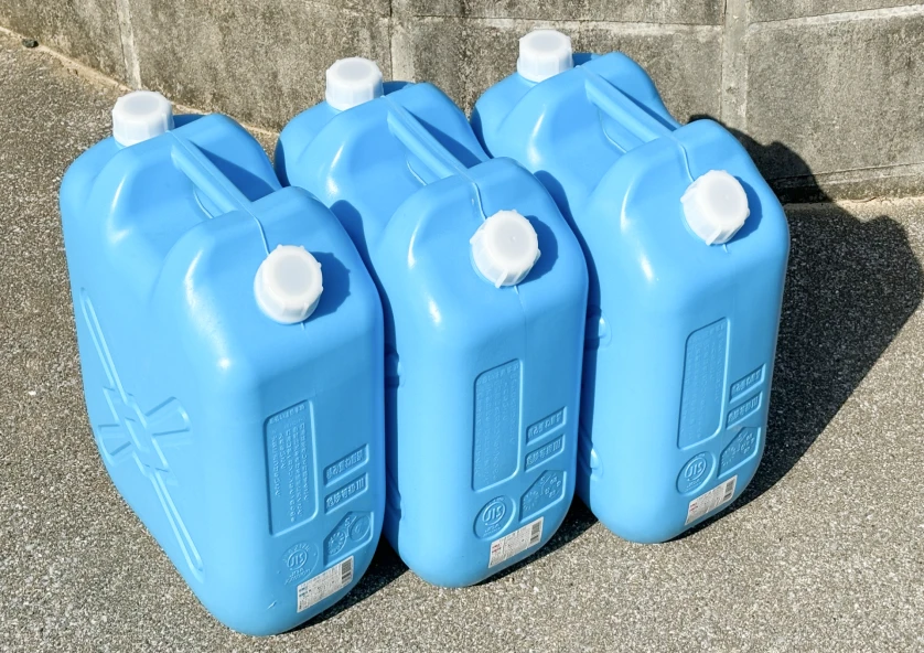 地面に並んだ水色の灯油缶