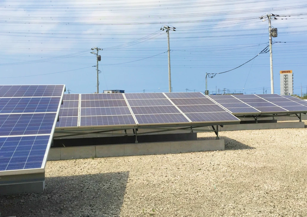 青空の下に並ぶ茨城第一発電所の太陽光パネル