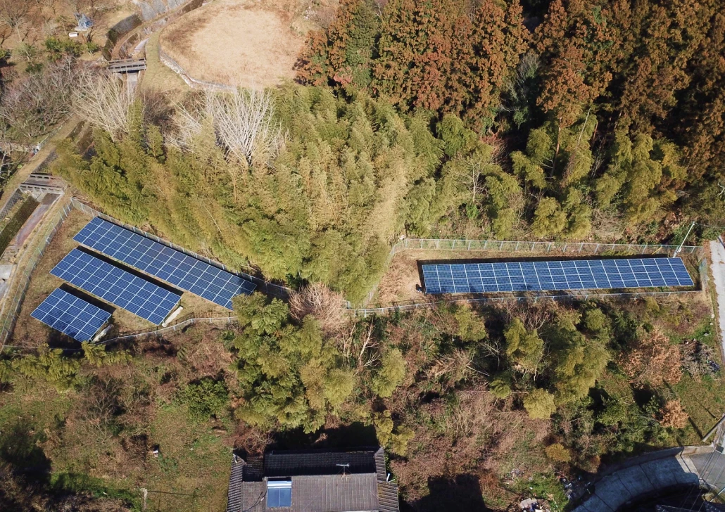 森に囲まれた大分第二発電所を上空から見た様子