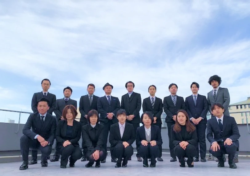 屋上で並ぶ大阪本社の社員
