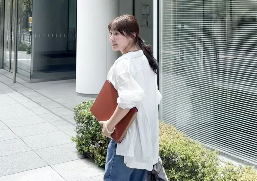 営業へ向かう女性