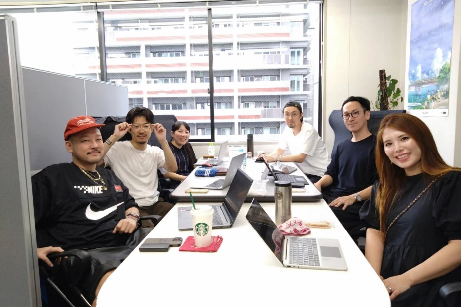社内で働く人の写真