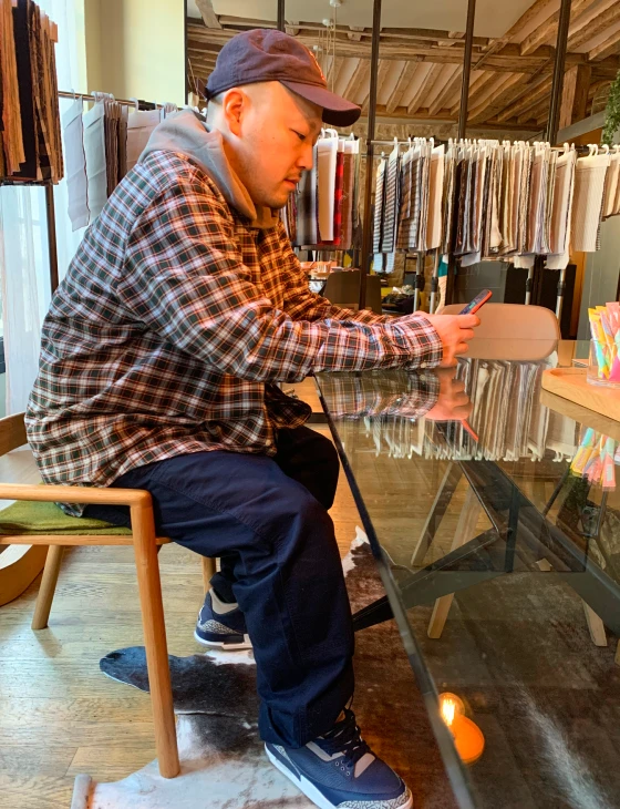 社内で働く人の写真
