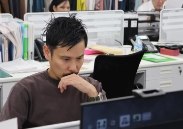 社内で働く人の写真