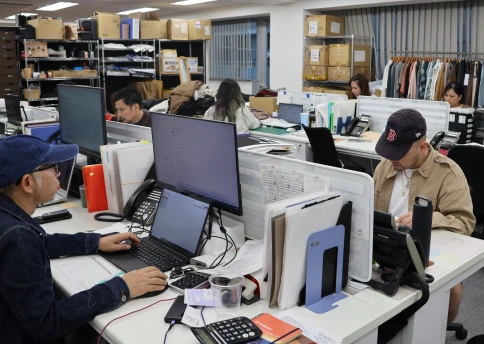 社内で働く人の写真