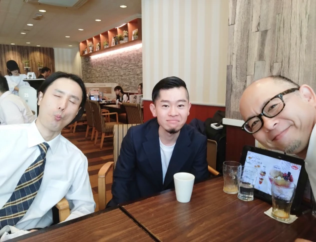 社内で働く人の写真