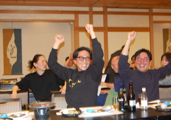 手をあげる男性